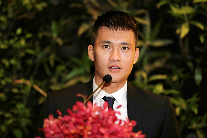 Thuỷ Tiên mặc set trang phục hơn một tỷ đồng sánh vai chồng